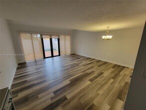 13390 SW 91st Terrace in Miami, FL - Foto de edificio - Building Photo