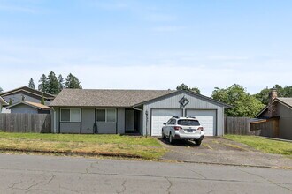 1230 S Pennington Dr in Newberg, OR - Building Photo - Building Photo