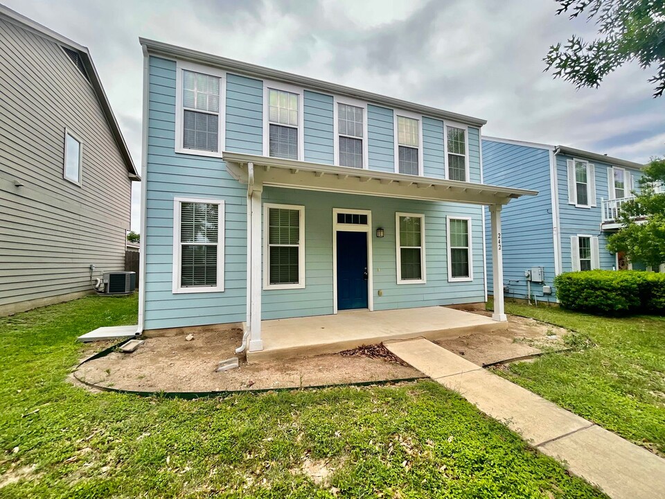 242 Rush Haven in San Marcos, TX - Foto de edificio