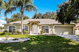 801 Clear Brook Ct in Fruitland Park, FL - Building Photo