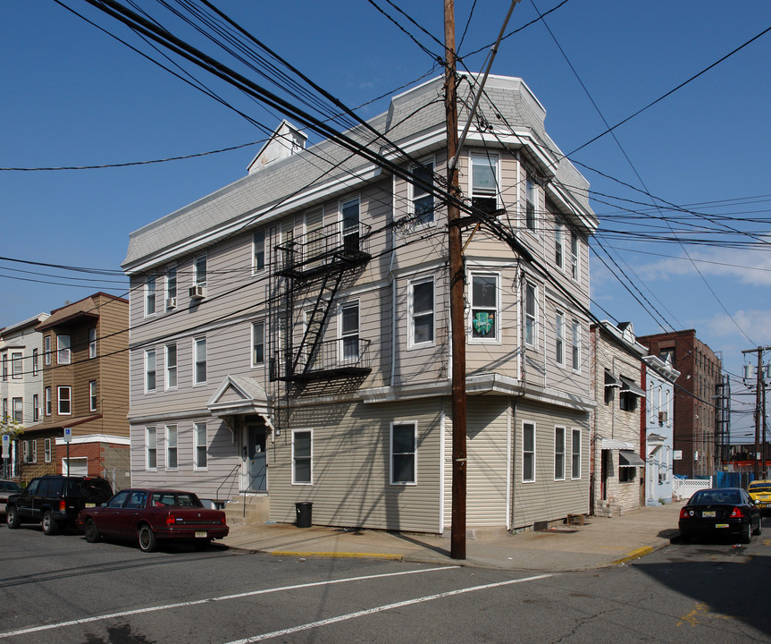 41 E 17th St in Bayonne, NJ - Building Photo