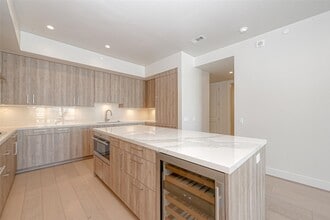 2047 Westcreek Ln in Houston, TX - Building Photo - Building Photo