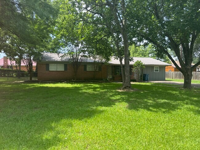 property at 2213 Robbins Dr