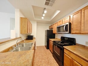 3830 E Lakewood Pkwy E in Phoenix, AZ - Foto de edificio - Building Photo