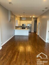 7058 N Clark St in Chicago, IL - Building Photo - Building Photo