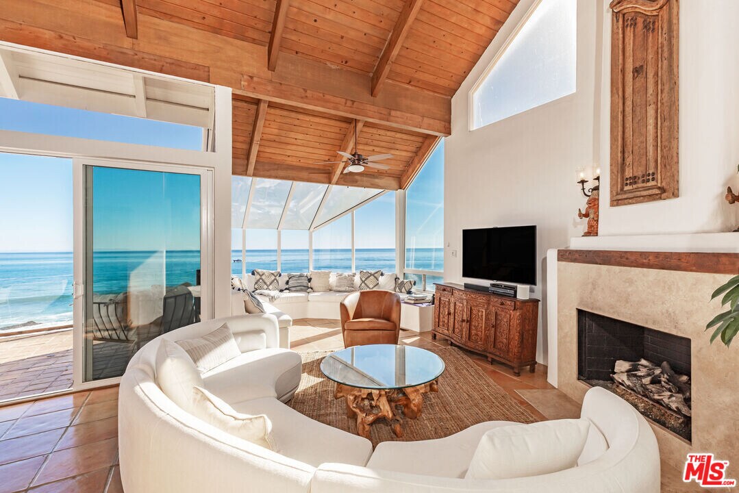 24408 Malibu Rd in Malibu, CA - Building Photo