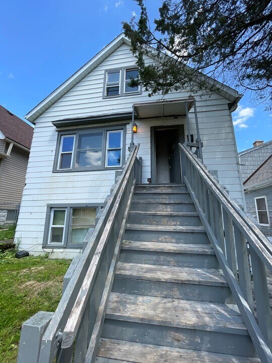 2562 S 9th St in Milwaukee, WI - Foto de edificio