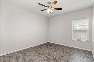 900 Kentucky St, Unit 2 in Alton, TX - Foto de edificio - Building Photo