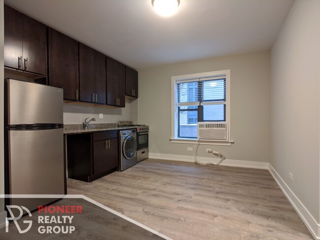 423 W Belden Ave, Unit B106 in Chicago, IL - Building Photo - Building Photo