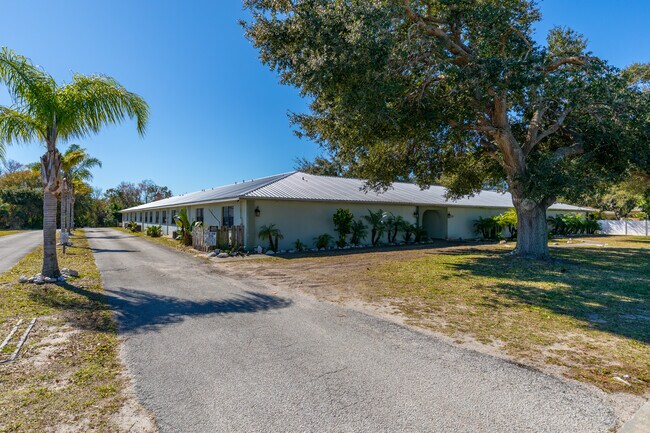 Royal Spanish Villas in Titusville, FL - Foto de edificio - Building Photo