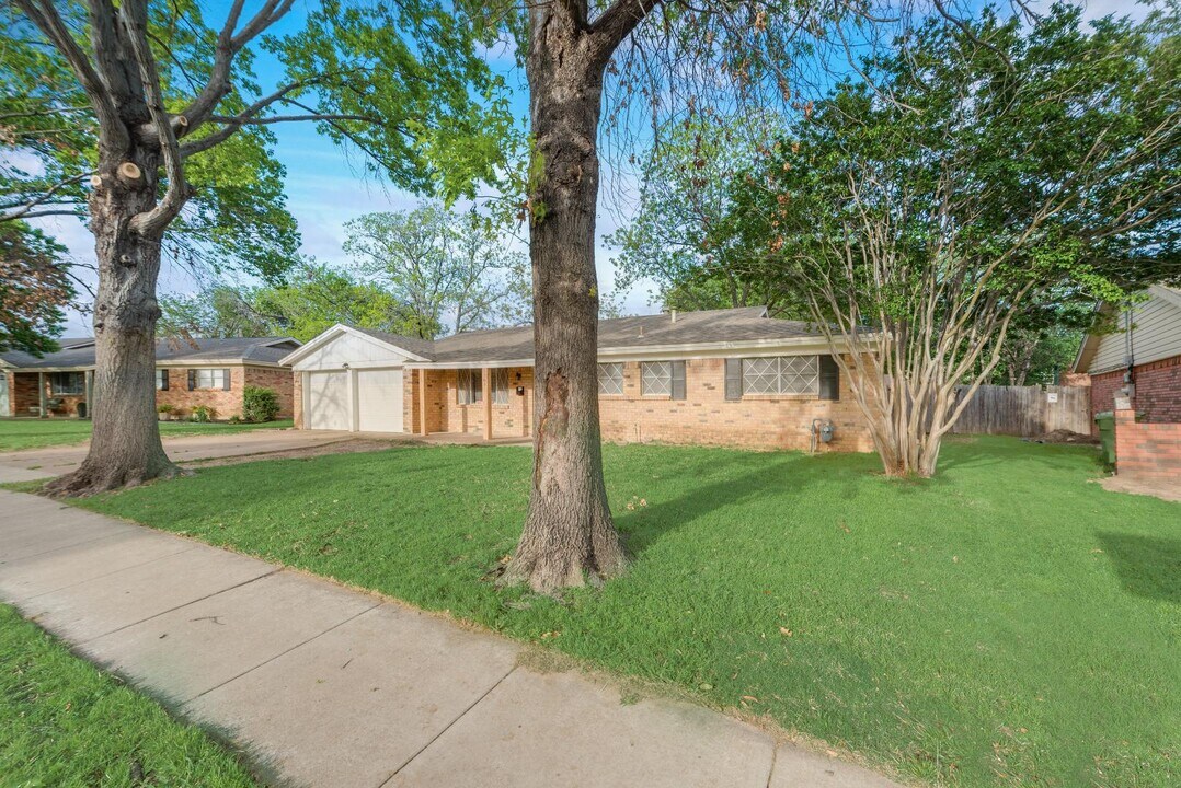 5304 Susan Lee Ln in North Richland Hills, TX - Building Photo