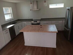 526 Lakeside Dr in Irving, TX - Building Photo - Building Photo
