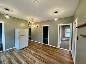 61 John St, Unit 2 in Pawtucket, RI - Foto de edificio - Building Photo