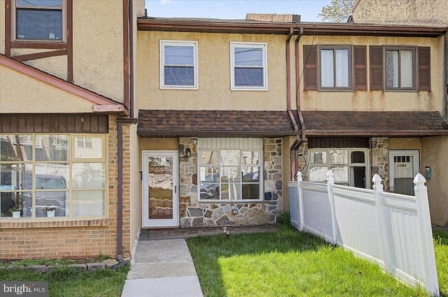 2282 Suzann Dr in Warrington, PA - Foto de edificio - Building Photo