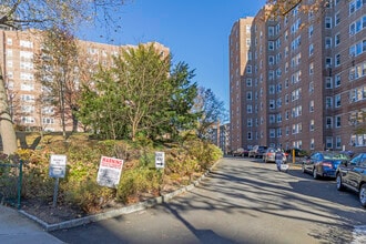 Knolls Crescent in Bronx, NY - Building Photo - Building Photo