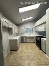 819 S Pinkham St in Visalia, CA - Building Photo - Building Photo