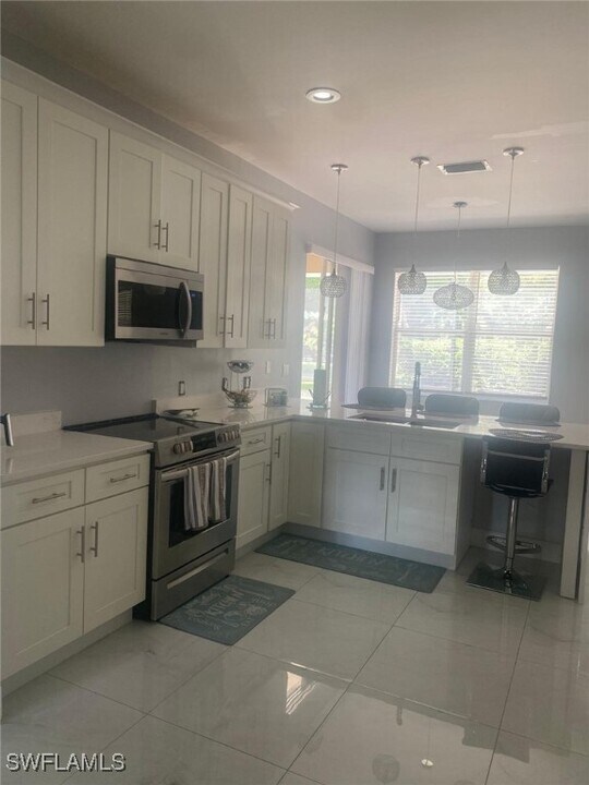 9561 Blue Stone Cir in Ft. Myers, FL - Foto de edificio