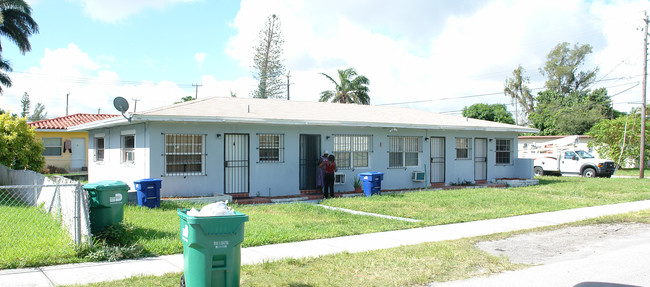 1300 NE 111th St in Miami, FL - Foto de edificio - Building Photo