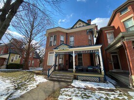 885 Dennison Ave in Columbus, OH - Building Photo