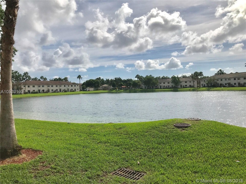 2910 SE 12th Rd-Unit -202-29 in Homestead, FL - Building Photo
