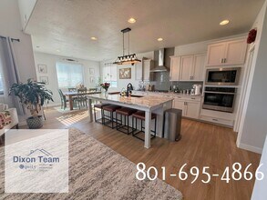 2241 W Parkview Dr in Syracuse, UT - Building Photo - Building Photo