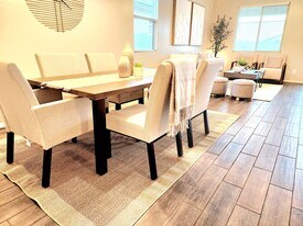 5256 W Leodra Ln in Phoenix, AZ - Building Photo