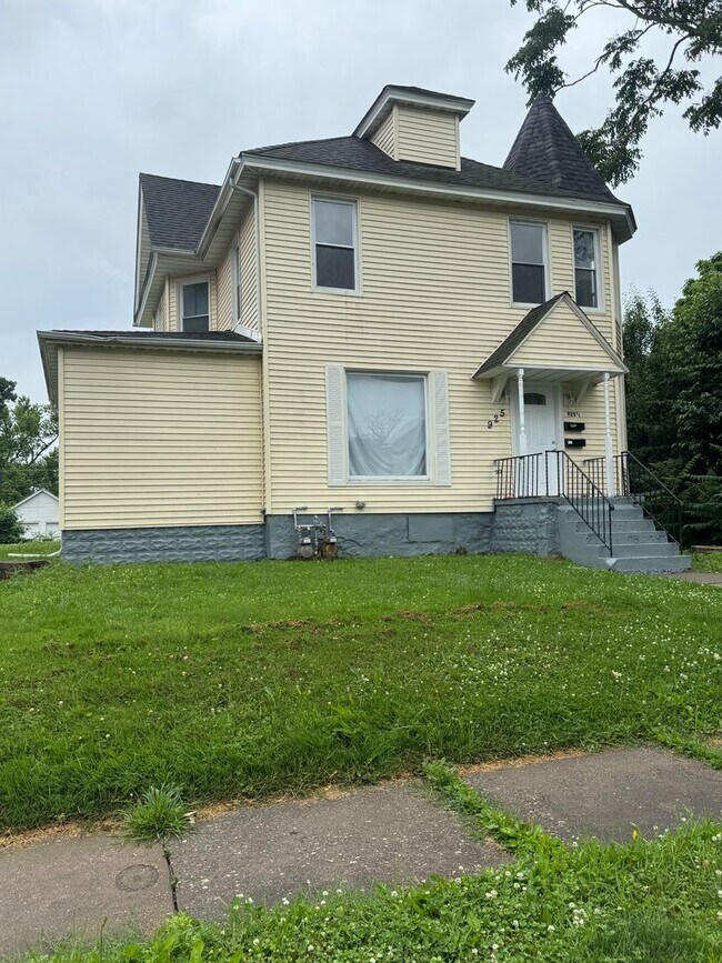 property at 925 E 14th St