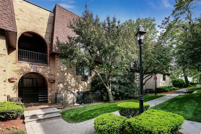 356 Central Park Ave in Scarsdale, NY - Building Photo - Building Photo