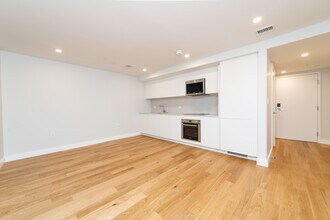 14 Fleet St, Unit 1 in Boston, MA - Foto de edificio - Building Photo