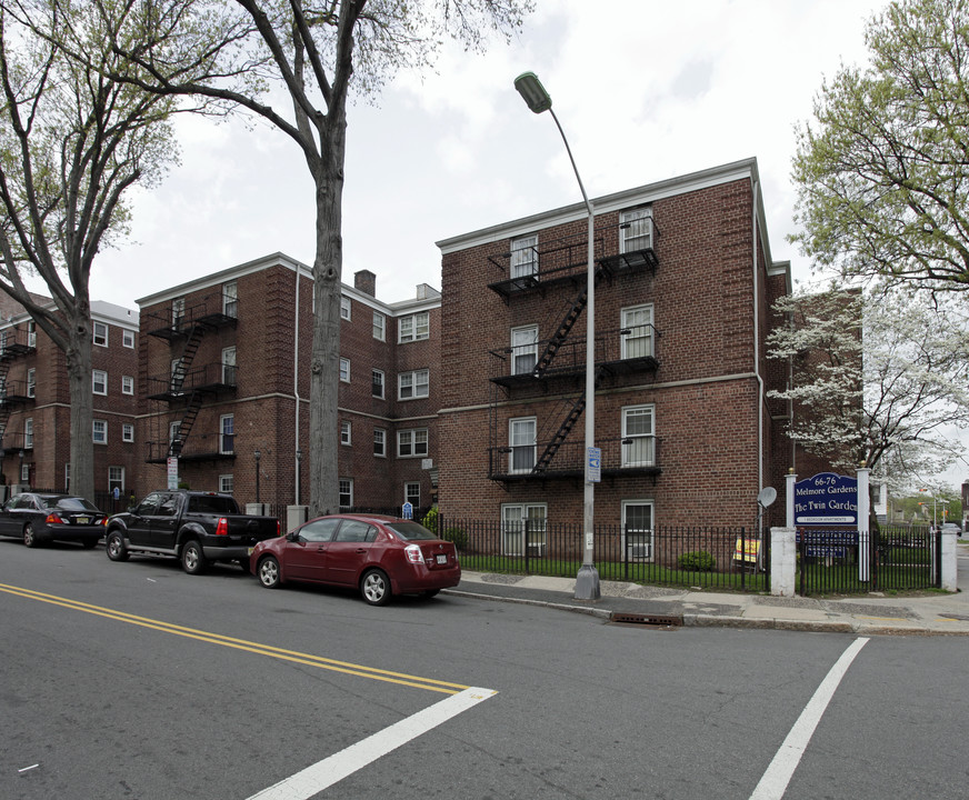 The Twin Garden in East Orange, NJ - Foto de edificio