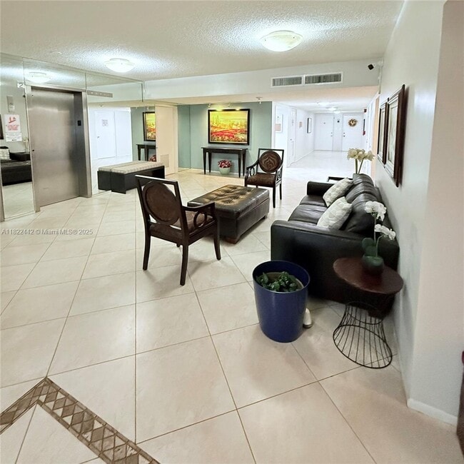 3980 Oaks Clubhouse Dr in Pompano Beach, FL - Building Photo - Building Photo