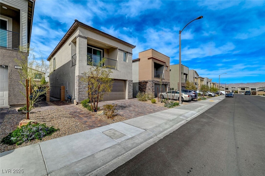 8855 Roadrunner Ravine St in Las Vegas, NV - Building Photo