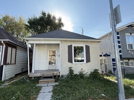 434 Harbison Ave W in Winnipeg, MB - Building Photo