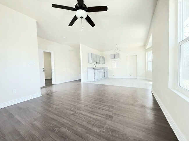 1368 E Vernon Ave in Los Angeles, CA - Building Photo - Building Photo