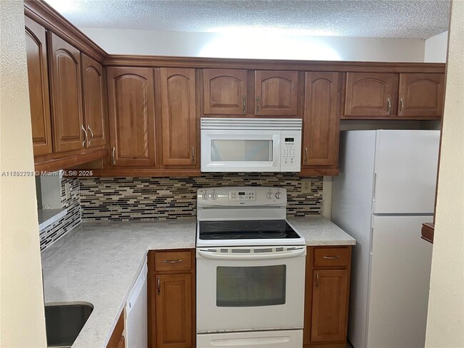 3252 Foxcroft Rd in Miramar, FL - Building Photo - Building Photo