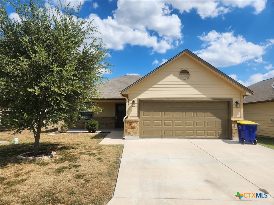 1306 Fern Ct in Gonzales, TX - Foto de edificio