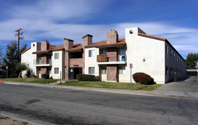 933 E Avenue Q4 in Palmdale, CA - Building Photo - Building Photo