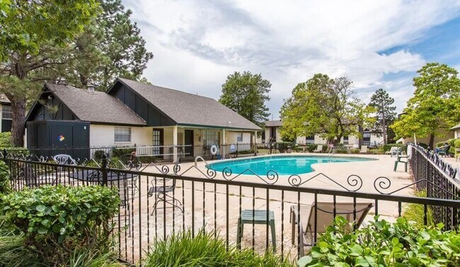 1815 E Lindsey St in Norman, OK - Foto de edificio - Building Photo