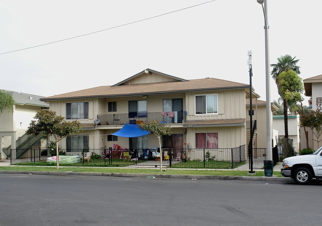 1217 W Lynne Ave in Anaheim, CA - Foto de edificio