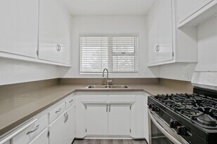 402 Montana Ave in Santa Monica, CA - Building Photo