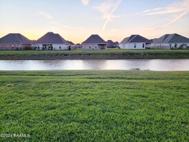 214 Harton Rd in Youngsville, LA - Foto de edificio - Building Photo