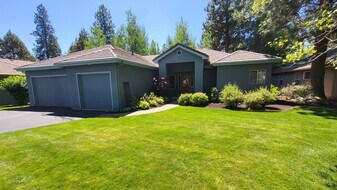 19584 Blue Lake Loop in Bend, OR - Building Photo