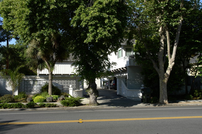 1243 Laurel St in Menlo Park, CA - Foto de edificio - Building Photo