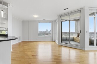 980 Yonge St in Toronto, ON - Building Photo - Building Photo