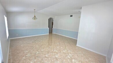 9730 White Barn Way in Riverview, FL - Foto de edificio - Building Photo