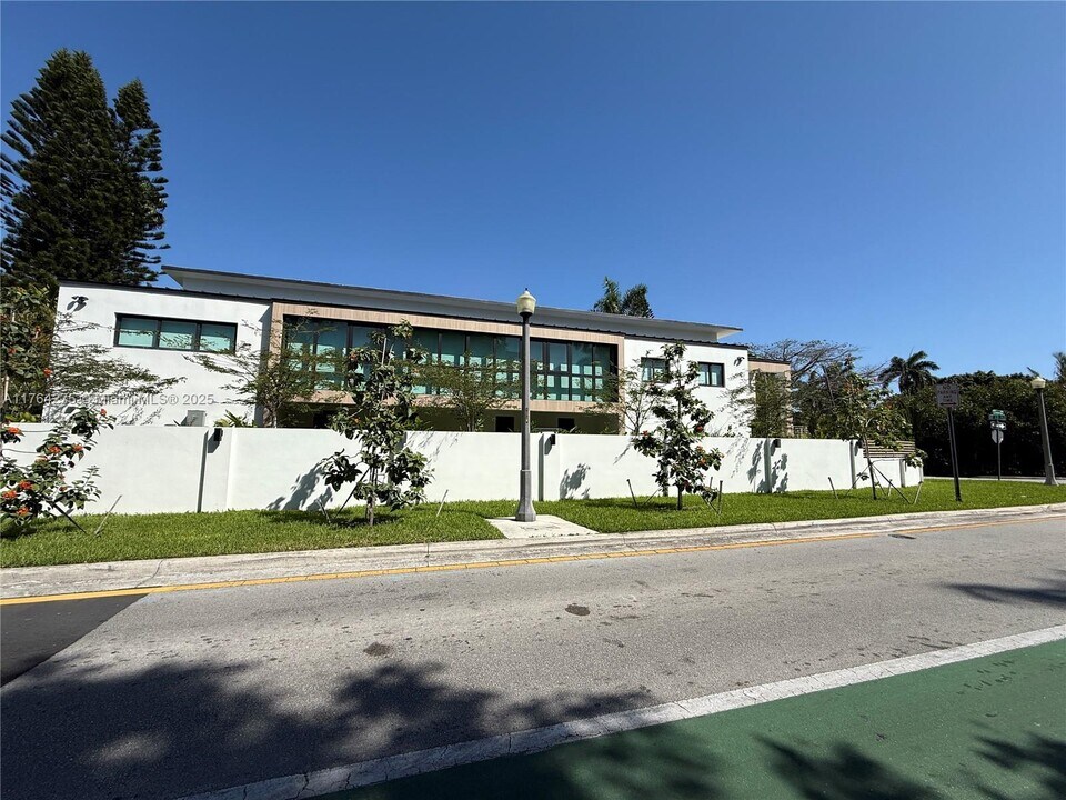 1351 S Venetian Way in Miami Beach, FL - Building Photo
