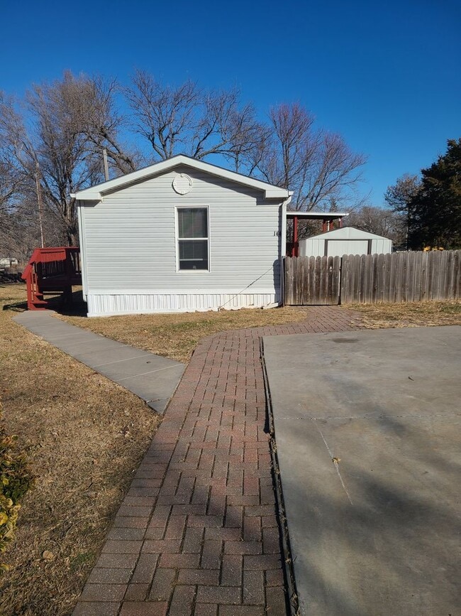 144 Castle St in Junction City, KS - Building Photo - Building Photo