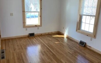 72 Russell St in Hadley, MA - Building Photo - Building Photo