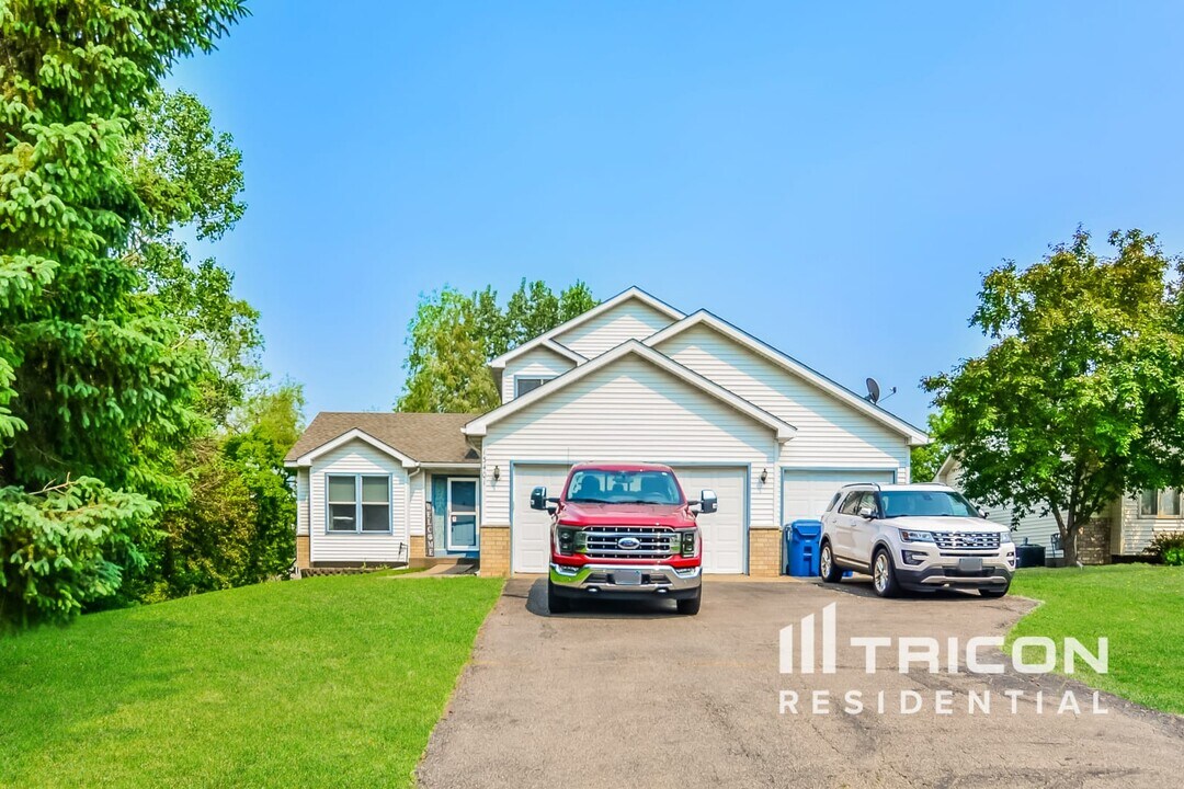 13401 Nevada Ave in Savage, MN - Building Photo