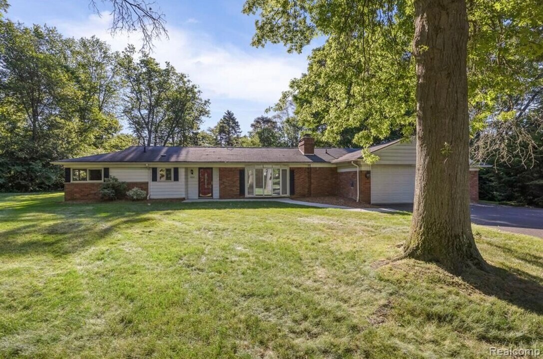6068 Glyndebourne Dr in Troy, MI - Building Photo